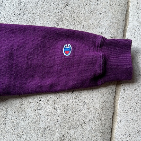 Champion 🔥 Reverse Weave Crew Embroidered Sweatshirt Crewneck Purple Sz S - Picture 5 of 7